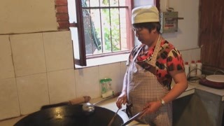 八面煎鱼不去鱼鳞 这是给人们补钙吗