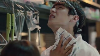 女主角看見小哥哥擦汗眼睛都直了，男主角表示很無語