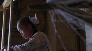 穿在身上的中国：讲解员坦言回家原因 母亲紧急赶制民族服饰