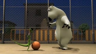 倒霉熊玩街头篮球 你看他打篮球的样子好像蔡徐坤啊