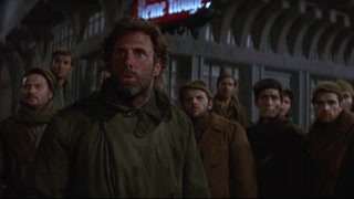 士兵半夜在街頭唱歌  只因為他們不相信戰爭