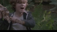 俩小屁孩徒手干翻持枪暴徒,看的我目瞪口呆,真是无敌了!