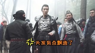 撩頭發的少年