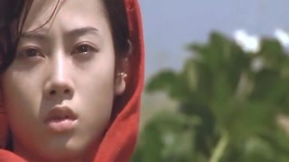 女子身着红袍唱死魂曲   吓死个人勒