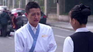 看见心上人没事，小伙一下子哭了起来