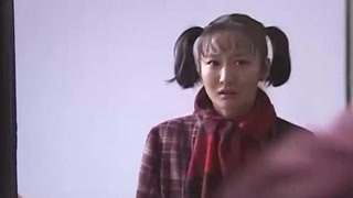 女孩目睹男子与老婆开战？场面暴力 眼镜都被打掉了！