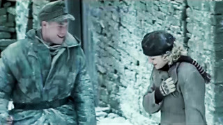 士兵帮妹子干活讨欢心