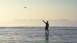 老人守著這片海灣生活了七十多年  海灘上的一樹一石都歷歷在目