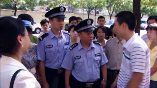 员工欲跳楼老板还忙推销，记者看不过去掐掉采访