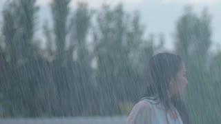 女子雨中剪花 被抱住激吻