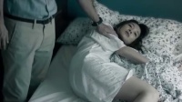 抑郁妻子抱娃跳楼 许志安伤心痛哭