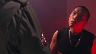 男子被任達華狂抽 卻不敢還手