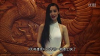 成龙带女演员出境送祝福！