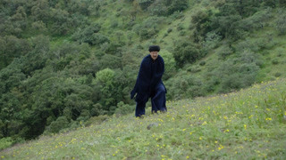 阿芝冲着空旷的大山哭喊自责