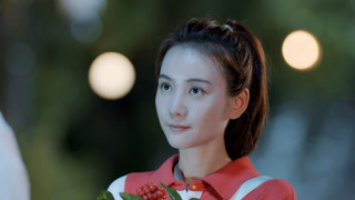 李老师送三七花给何老师，李老师向何老师告白