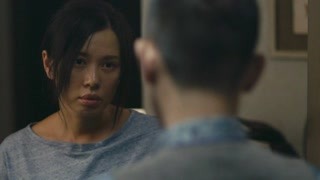 男子在外面與情人廝混回家  妻子還盡心盡力的照顧他