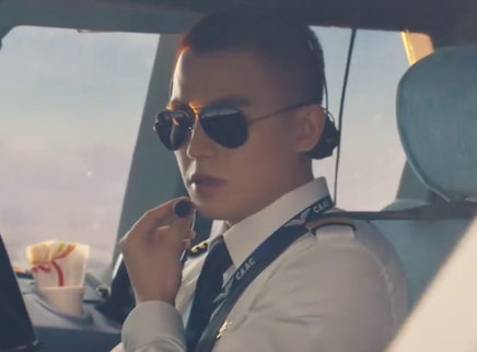 《中國機長》推廣曲MV  《遠飛的大雁》溫情致敬民航英雄