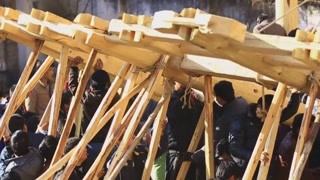 见过全靠人力修房子吗？ 这个阵仗不输上阵杀敌啊！