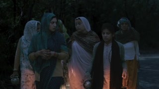 廁所英雄： 賈婭初見婦人們在野外如廁 受驚嚇無法忍受