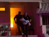 《警戒结束》片段：警员火中救人，这主观镜头临场感真强！