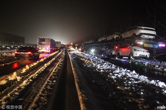 河南暴雪致车辆滞留高速 路政500余人援助 第1页