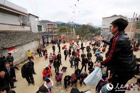 黔桂两省区三县瑶族同胞“打同年”(组图)(4) 第4页