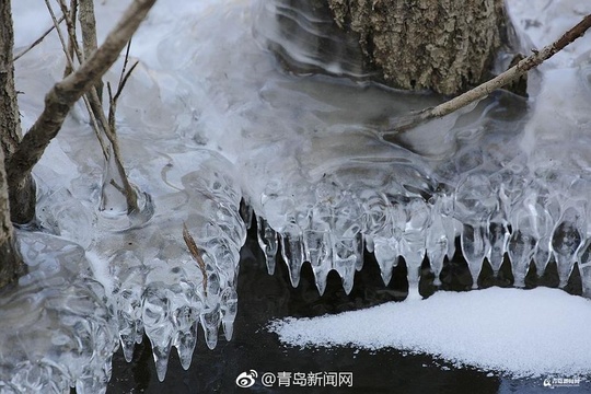 青岛崂山水库开启冰封模式 冰湖美景惹人醉(2) 第2页