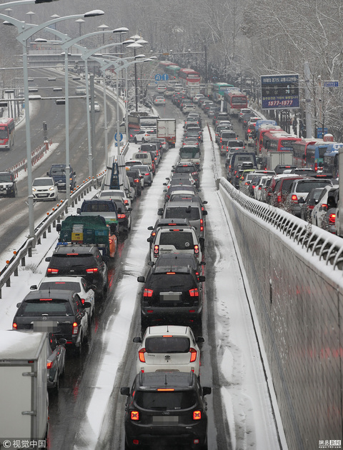 韩国遭遇暴雪袭城 路面交通陷入瘫痪(2) 第2页