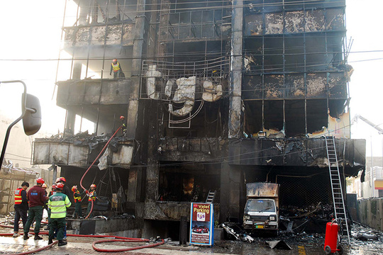 巴基斯坦一商场发生火灾 现场浓烟滚滚 第1页