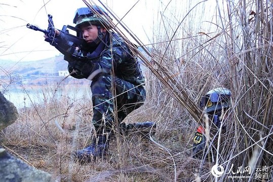 武警昭通支队:冬季野营拉练锤炼官兵战斗作风(图)(4) 第4页