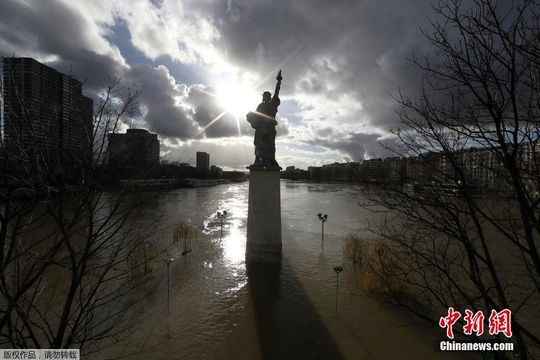 巴黎塞纳河水位逼近6米 1500名民众被疏散 第1页