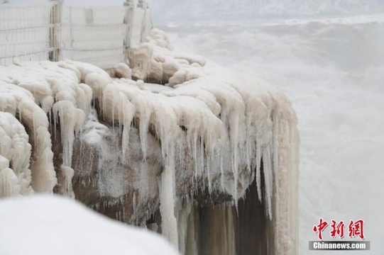 陕西延安壶口瀑布现积雪冰挂美景 第1页