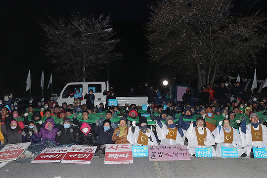 韩国将对萨德基地动土 民众“穿”纱网示威(3) 第3页