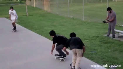 这货还玩起跳山羊了