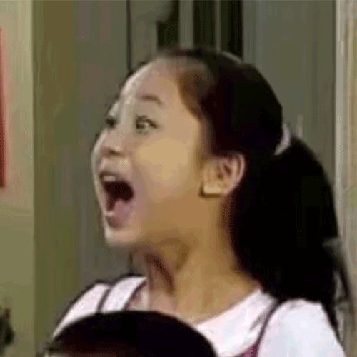 90后卸载微信都不愿删的表情,究竟多可怕?有一个小女孩拿表情的手机图图片