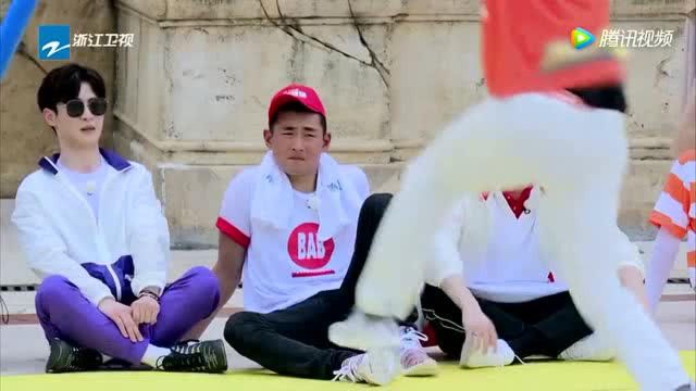 李晨變小烏龜滿地滾，遭朱亞文老婆暴擊