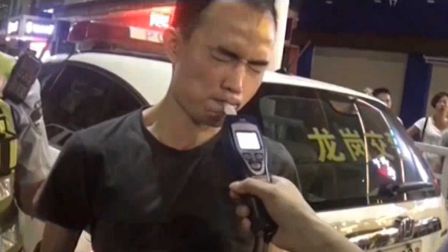 奇葩醉驾司机戏弄交警 抱着酒精测试仪神似吹萨克斯 119