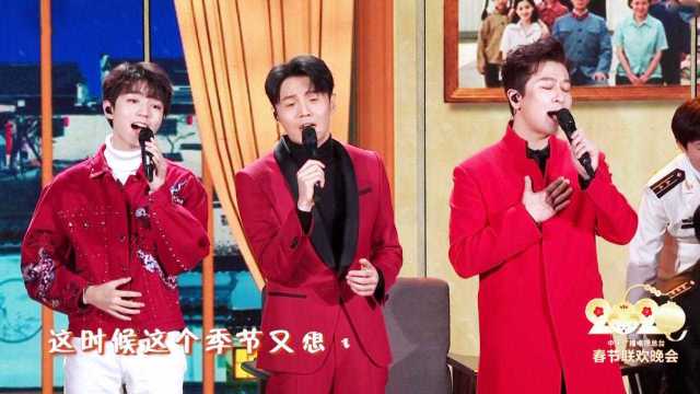 李榮浩、于毅、王俊凱同臺(tái)演唱歌曲《爸爸媽媽》