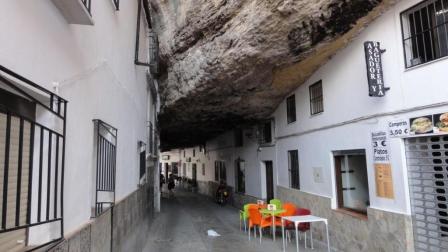 世界最危险小镇 头顶巨石吸引数十万游客 人均年收入114万