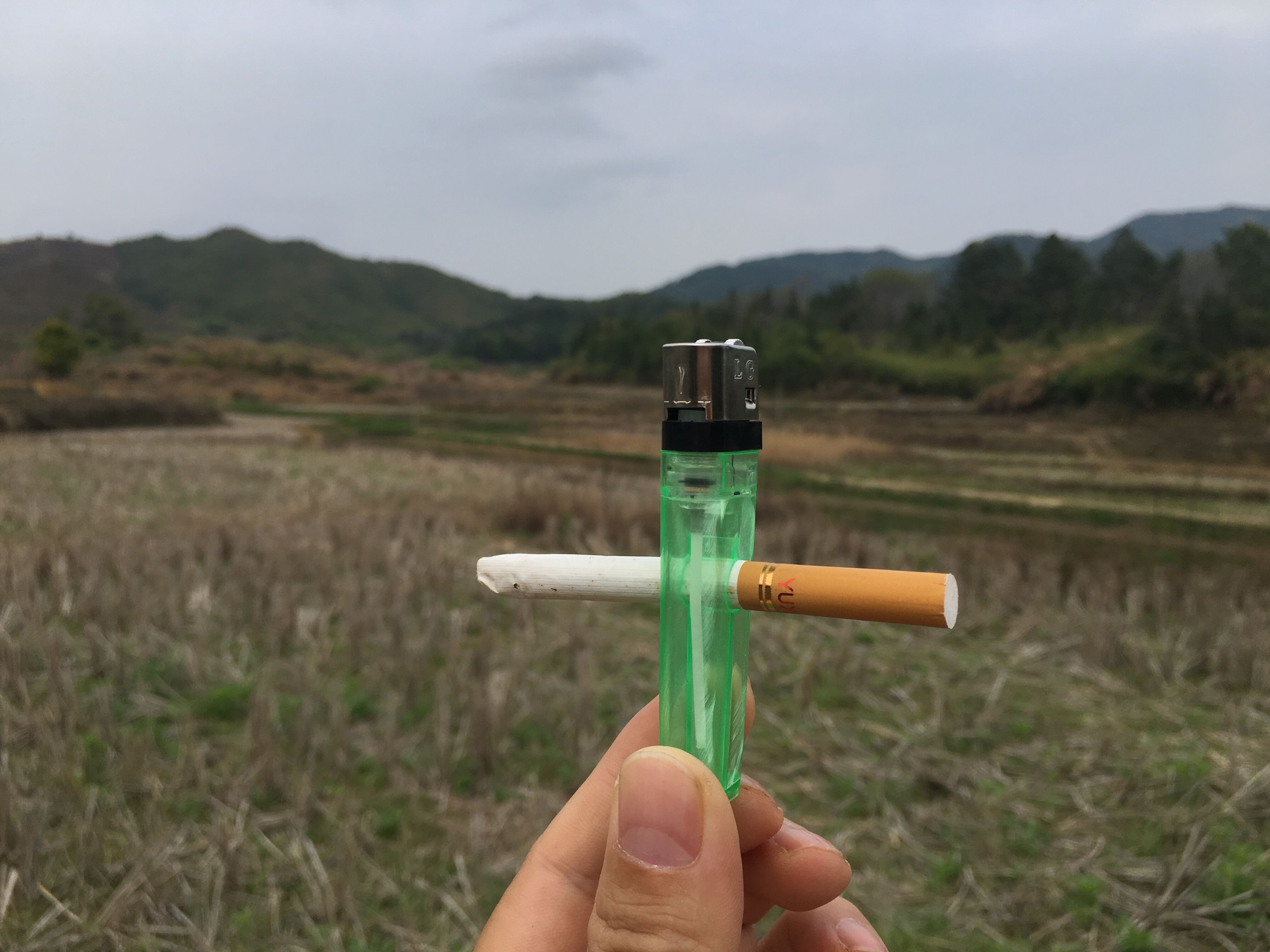 劉謙表演過的香煙穿越打火機，打火機完好無損！學會后騙朋友玩