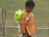 哥哥胆大养蜘蛛 两兄弟结伴冒险