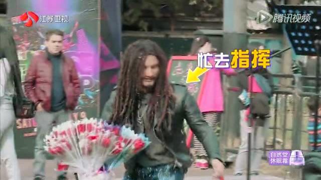 黄艺馨化身秃顶老头 撕开面具路人全都震惊了