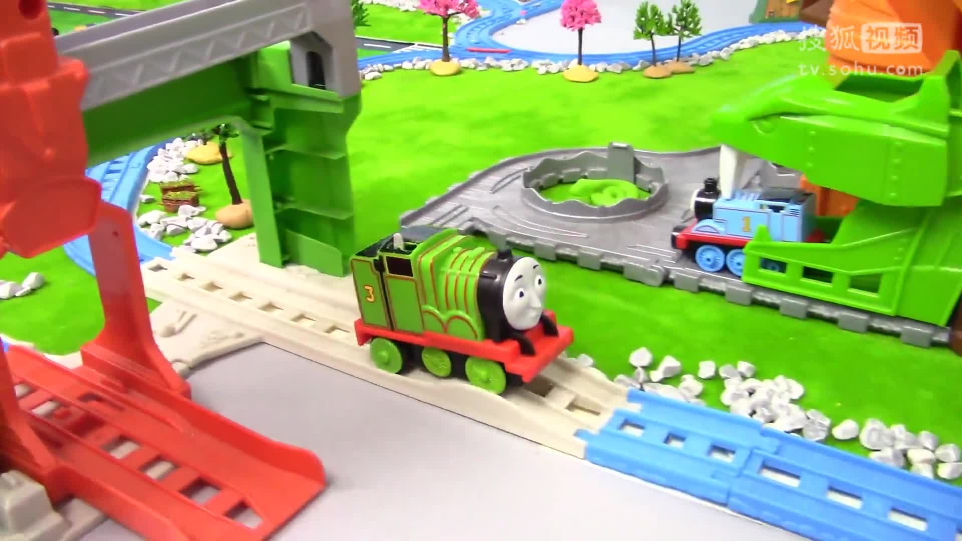 亨利玩蛇形滑梯 托马斯小火车玩具故事