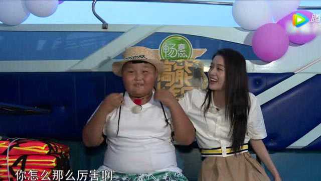 任嘉伦穿救生衣遇尴尬，被吐槽是个不会游泳的青岛人