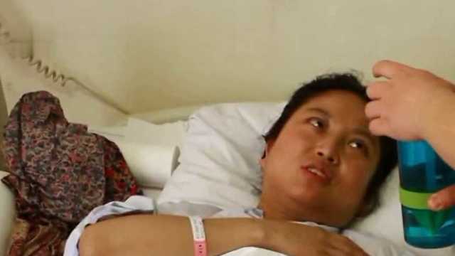 小夫妻流着泪回忆从恋爱到结婚的时光