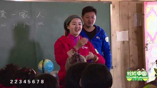 可爱女队员变身老师 情洒莫斯卡小学