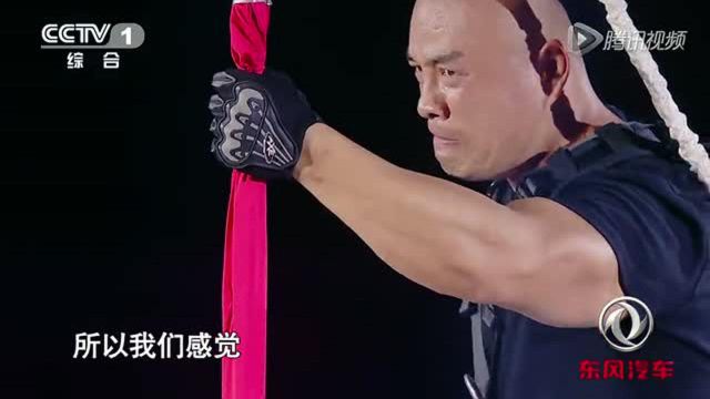 中国第一大力士单手提汽车？主要靠的是它