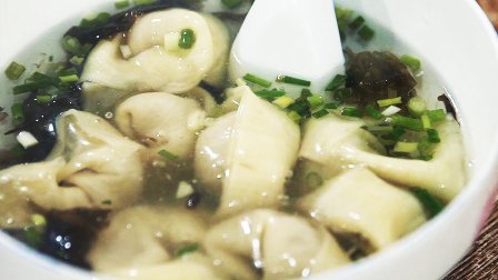 大爷摆摊卖馄饨 日卖1600碗火爆24年 富豪开兰博基尼来吃 833