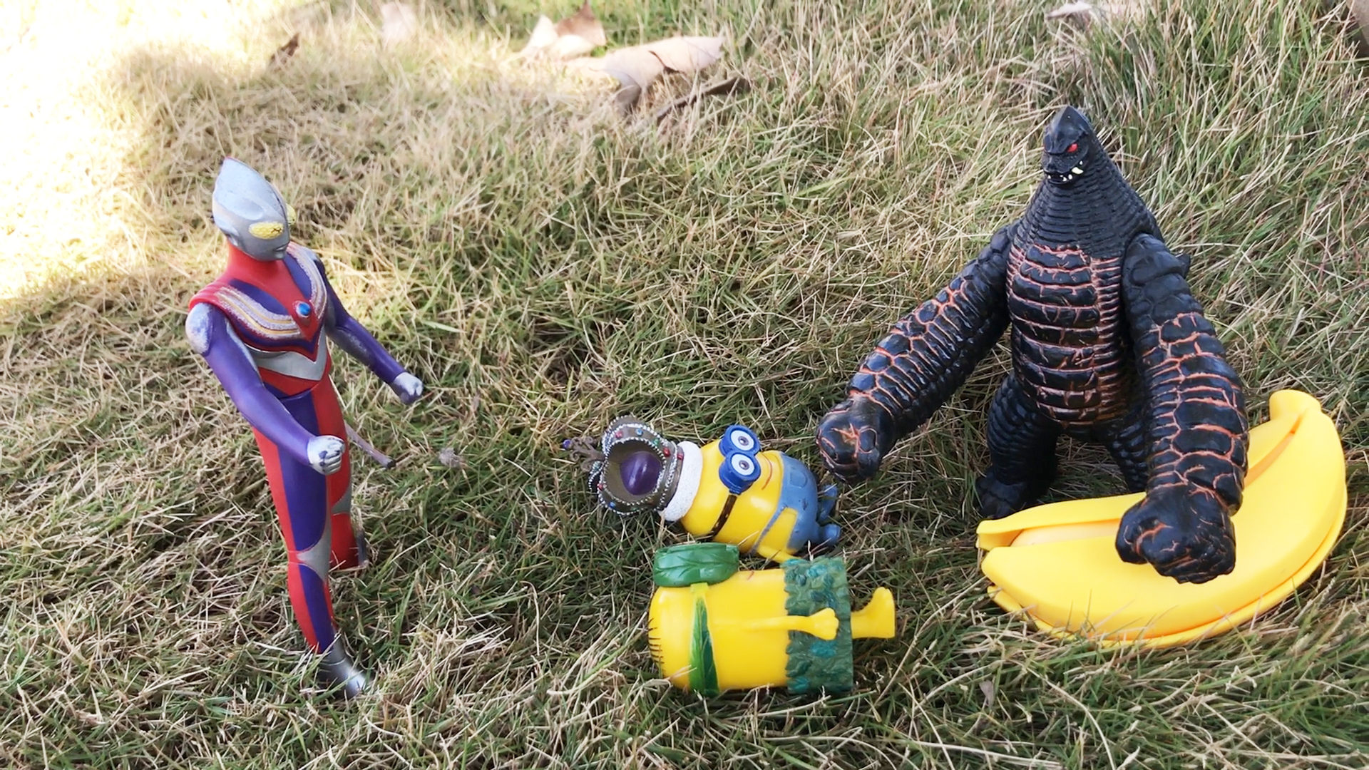小黄人拿怪兽香蕉被发现，迪迦奥特曼批评他们不该乱拿别人的东西