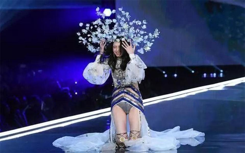 奚梦瑶维密秀摔跤,长腿虽美,客观更重要